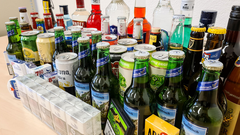 Testkaufwaren aus dem Jahr 2020 Bier, Wein, Schnapps und Zigaretten auf einem Tisch