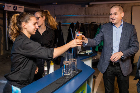 alkoholfreie Blue Cocktail Bar Teamanlässe Kunde